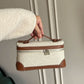 Bolso Giulia de Maison Caviar en cuero con detalles elegantes y asa superior, diseño sofisticado y moderno.