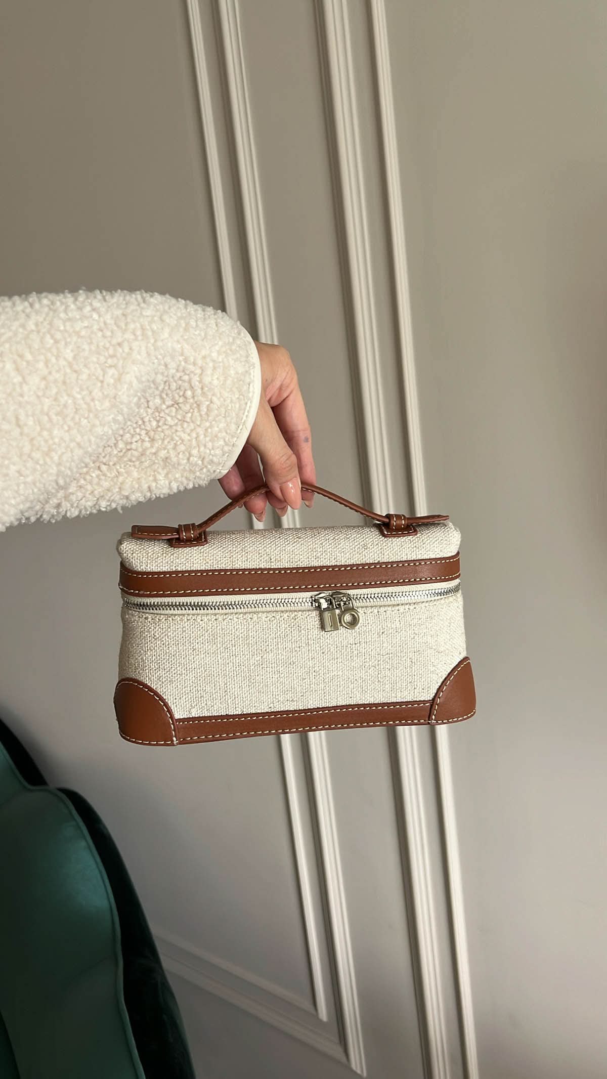 Bolso Giulia de Maison Caviar en cuero con detalles elegantes y asa superior, diseño sofisticado y moderno.