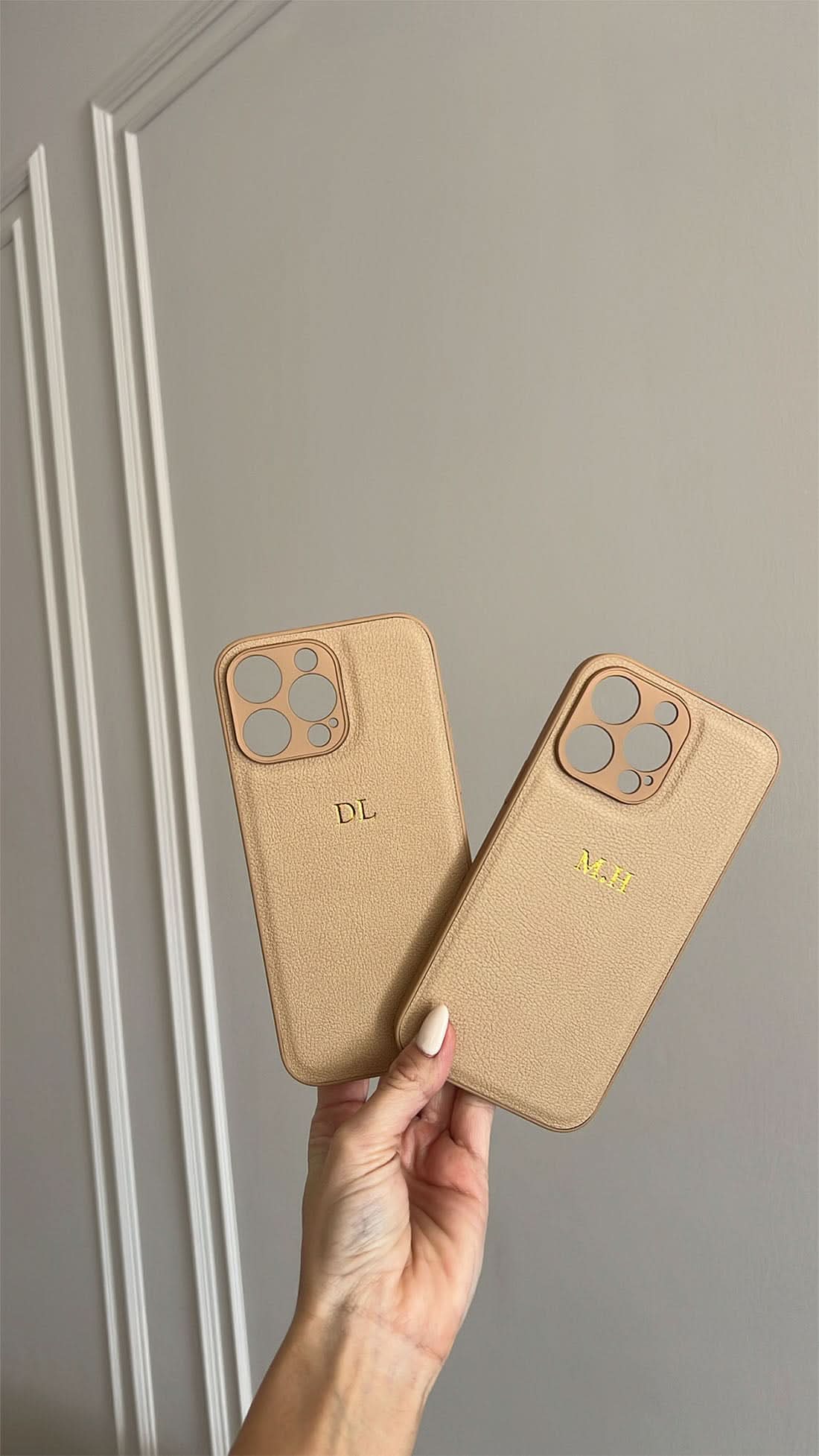 Funda para iPhone Maison Caviar Roma con diseño elegante y detalles en cuero, protección y estilo para tu teléfono inteligente.