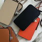 Funda para iPhone Maison Caviar Emily en cuero con diseño elegante y cierre, ajustada para proteger y decorar el teléfono.
