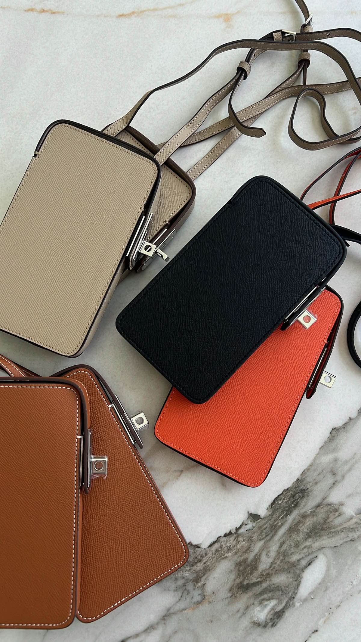 Funda para iPhone Maison Caviar Emily en cuero con diseño elegante y cierre, ajustada para proteger y decorar el teléfono.