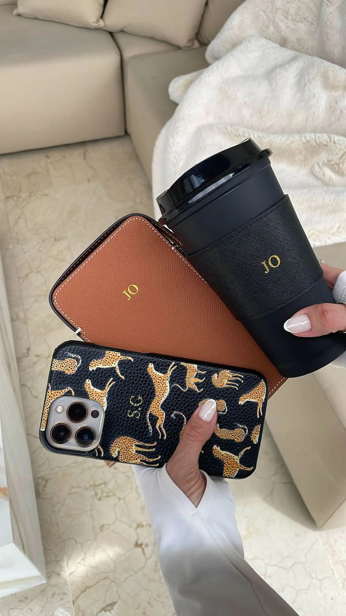 Funda para iPhone Maison Caviar Amber, protección en color ámbar con diseño elegante y material duradero.