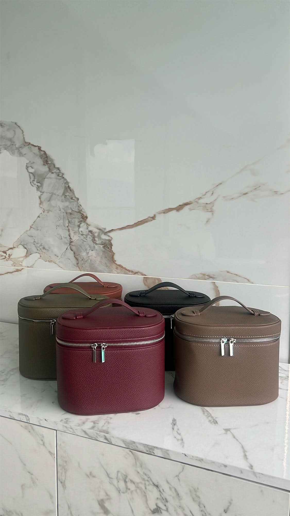 Neceser de maquillaje Maison Caviar Vanity Bag Jade con cierre y compartimentos para cosméticos y accesorios de belleza.