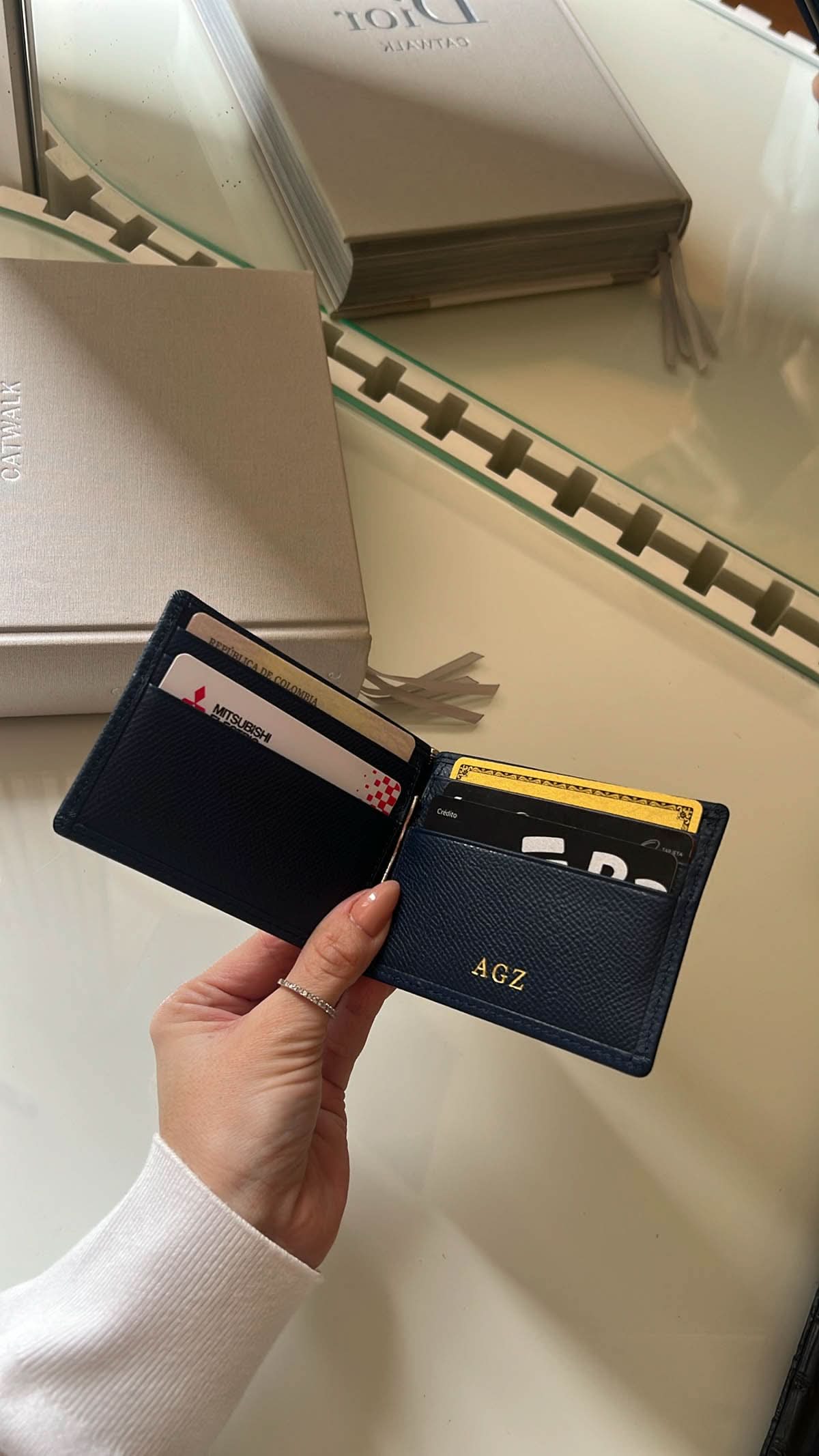 Billetera Dante de Maison Caviar en cuero negro con detalles elegantes y compartimentos para tarjetas y billetes.