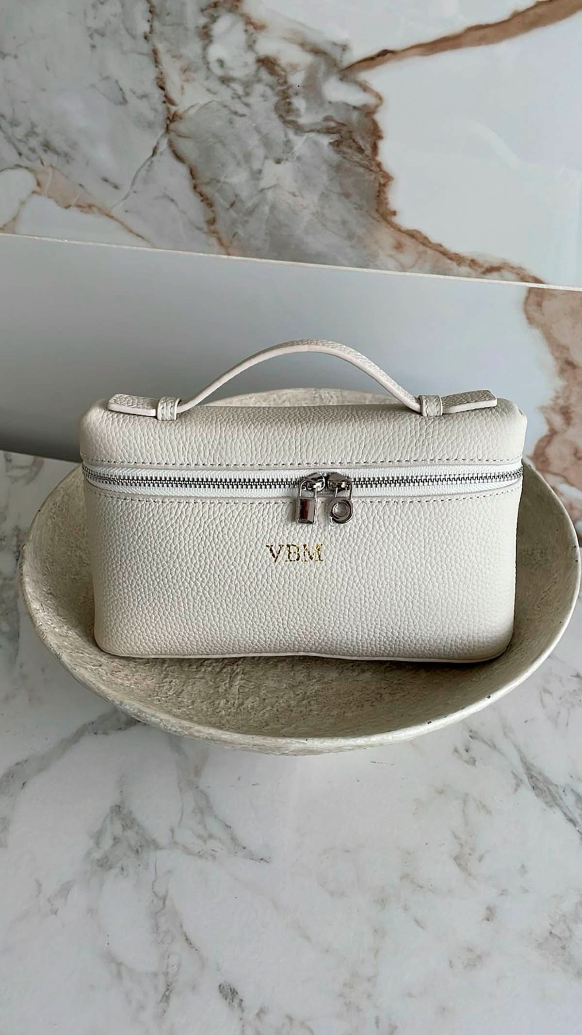 Bolso Maison Caviar Giulia de tamaño mediano con acabado en cuero y detalles dorados, con asas cortas y diseño elegante.