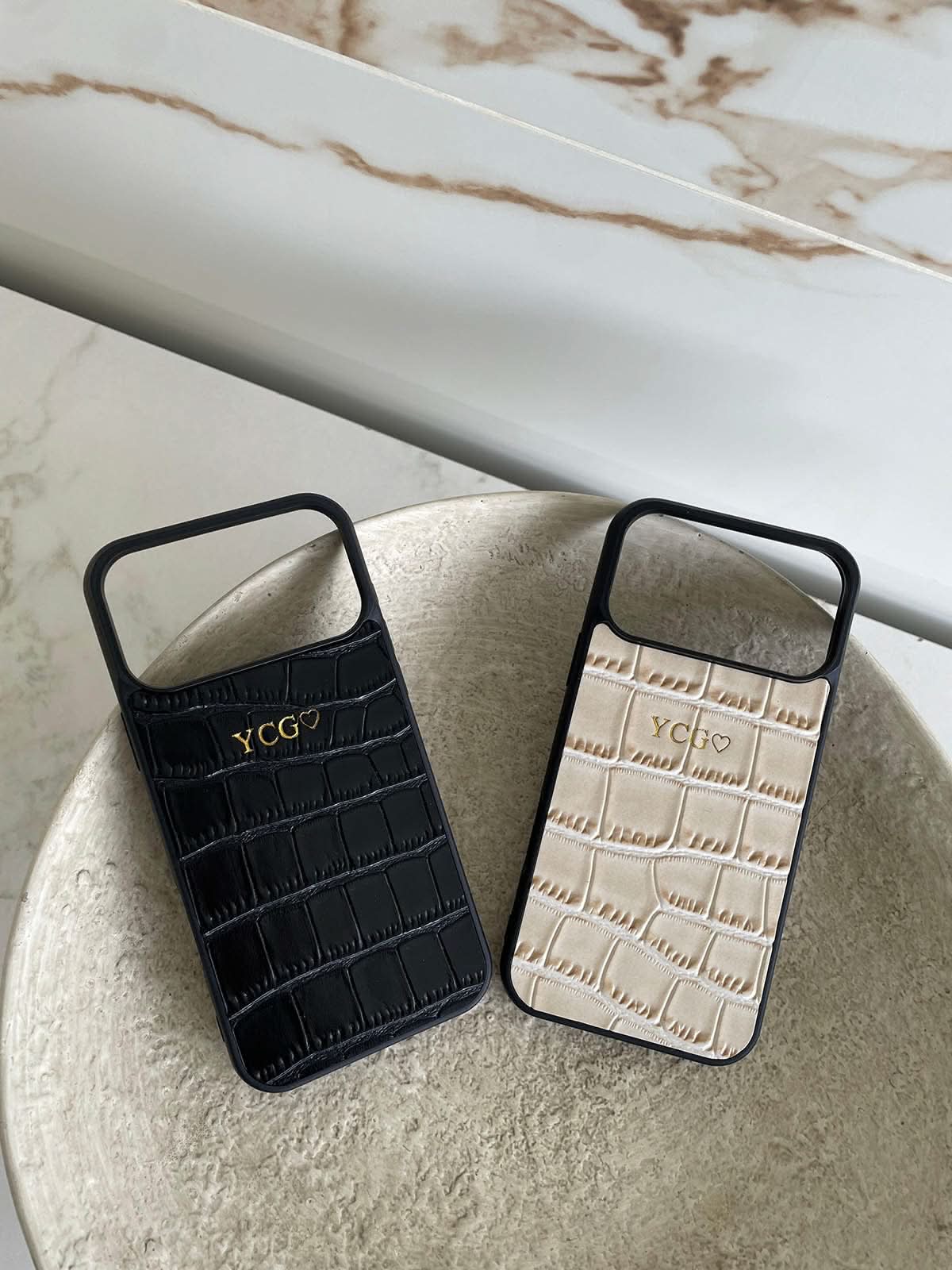 Funda para iPhone Valencia de Maison Caviar, protección de alta calidad en diseño elegante y resistente.