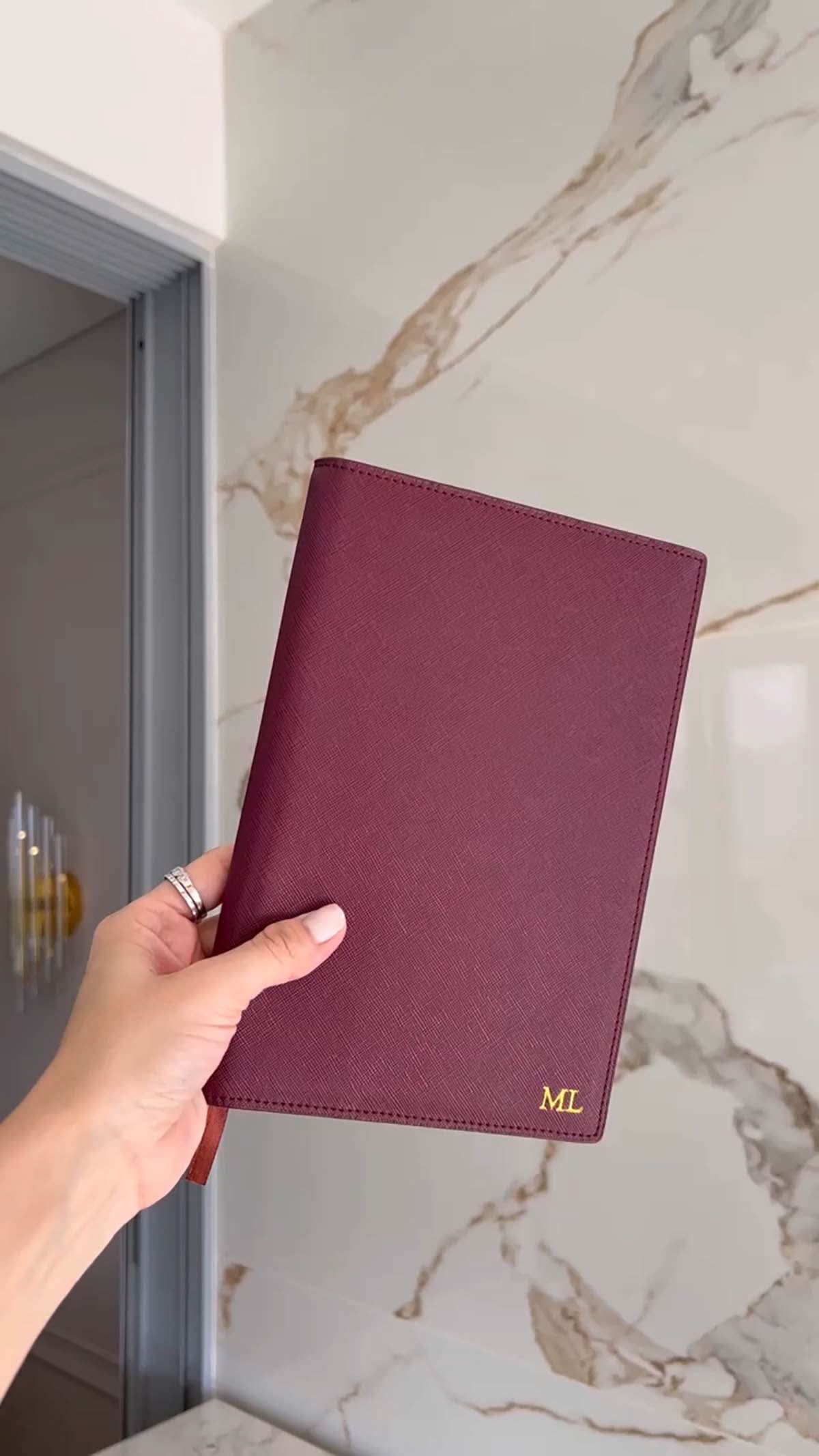 Agenda Sicilia de Maison Caviar, cuaderno con diseño colorido y encuadernación resistente para organización diaria.