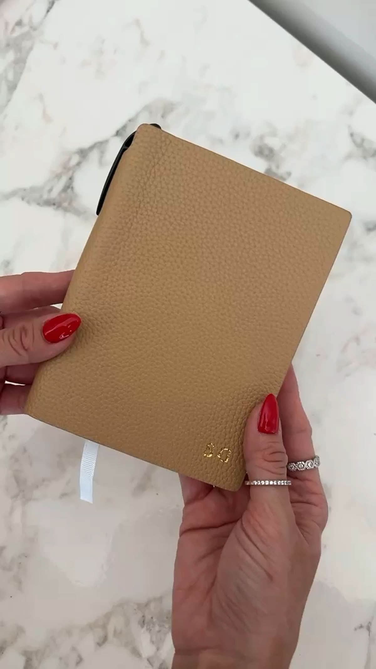 Agenda Margot de Maison Caviar con cubierta elegante y páginas blancas para planificar el año.