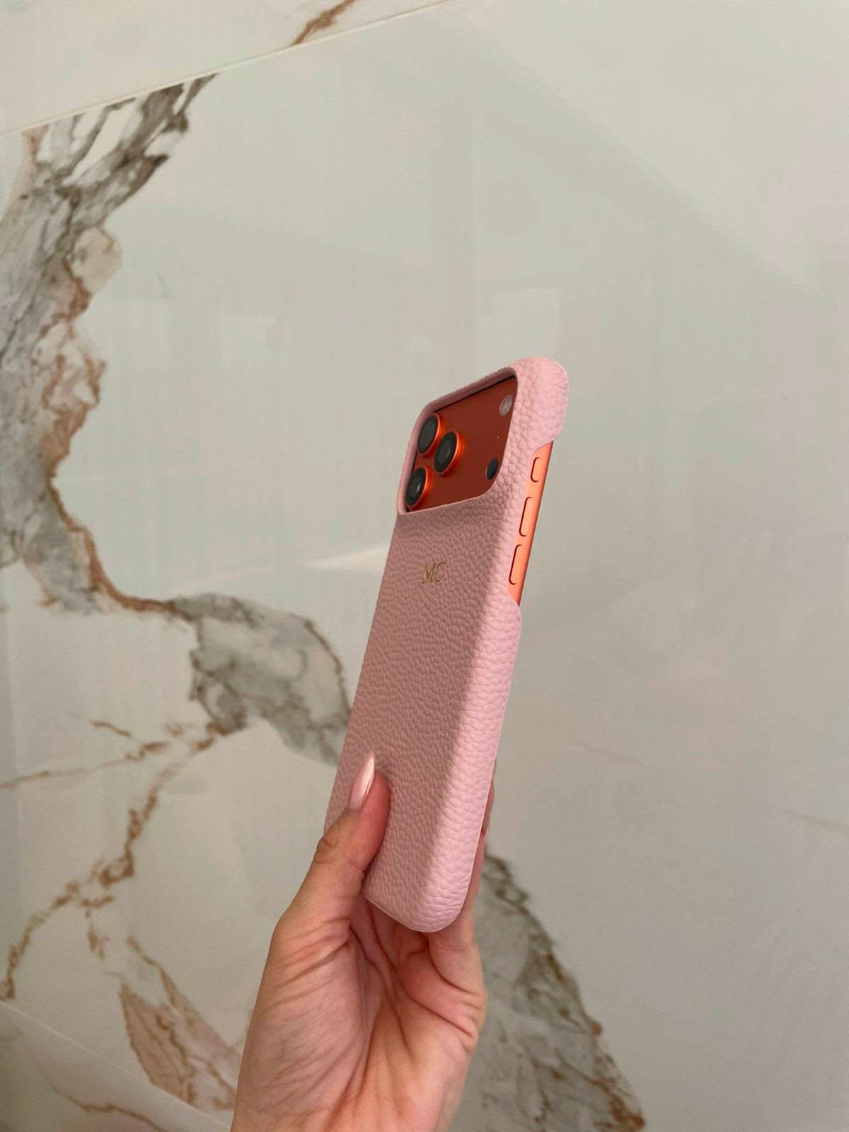 Funda para iPhone Maison Caviar Pisa en cuero con diseño elegante y detalles sofisticados.
