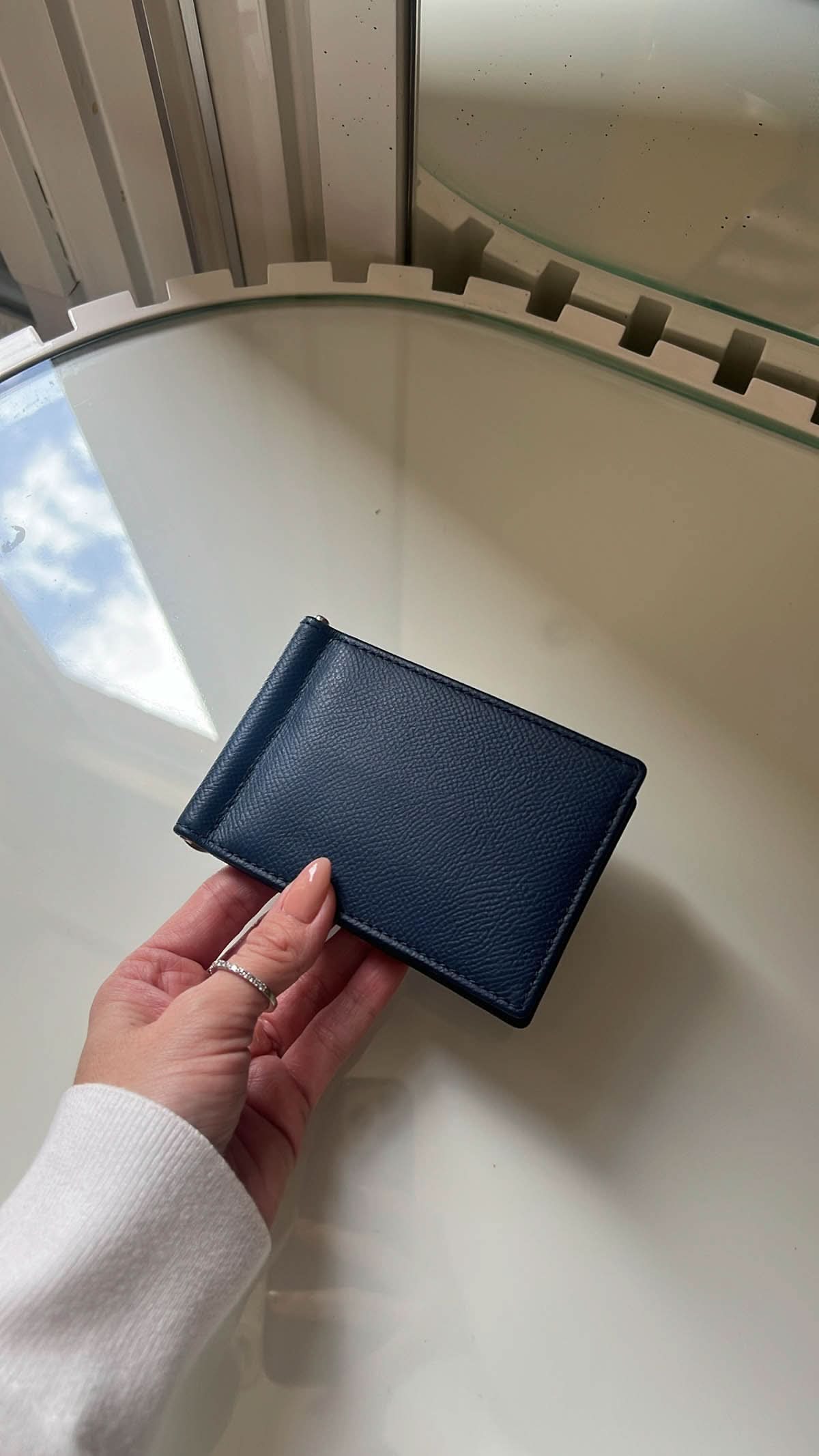 Billetera Dante de Maison Caviar en cuero negro con detalles elegantes y compartimentos para tarjetas y dinero.