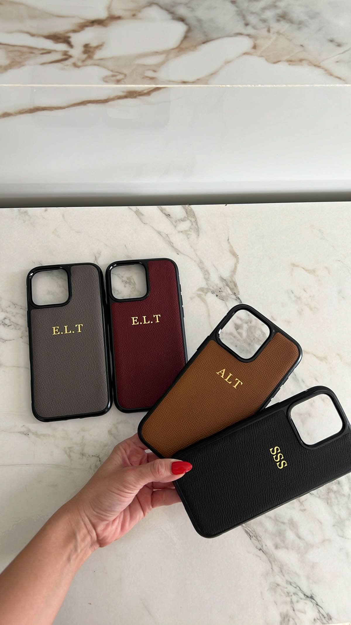 Funda para iPhone Maison Caviar Lucca en cuero con diseño elegante y detalles sofisticados.