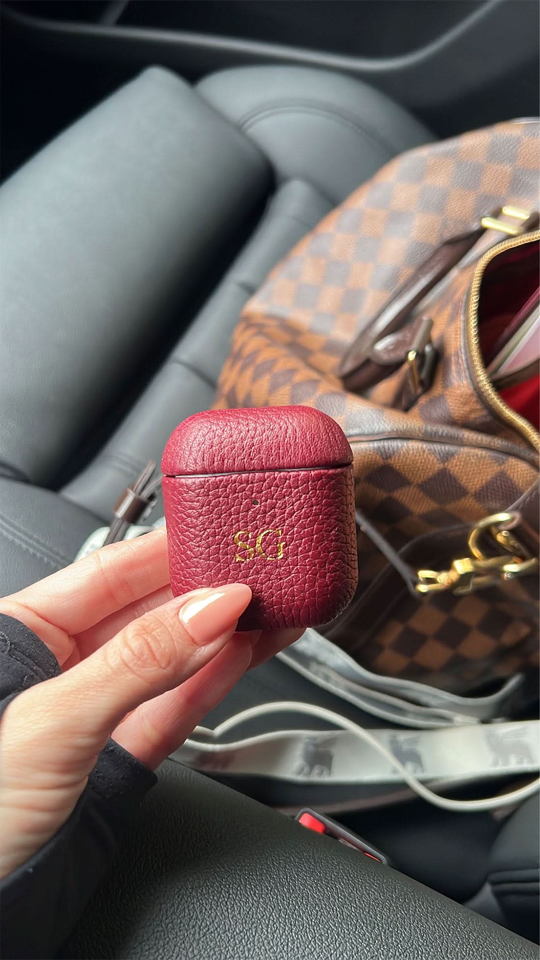 Funda para Airpods Maison Caviar Salem, protectora y elegante en diseño de silicona negra, ajustada para Airpods.