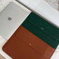Funda para MacBook Maison Caviar Nobu en cuero negro con acabado elegante y detalles de alta calidad.