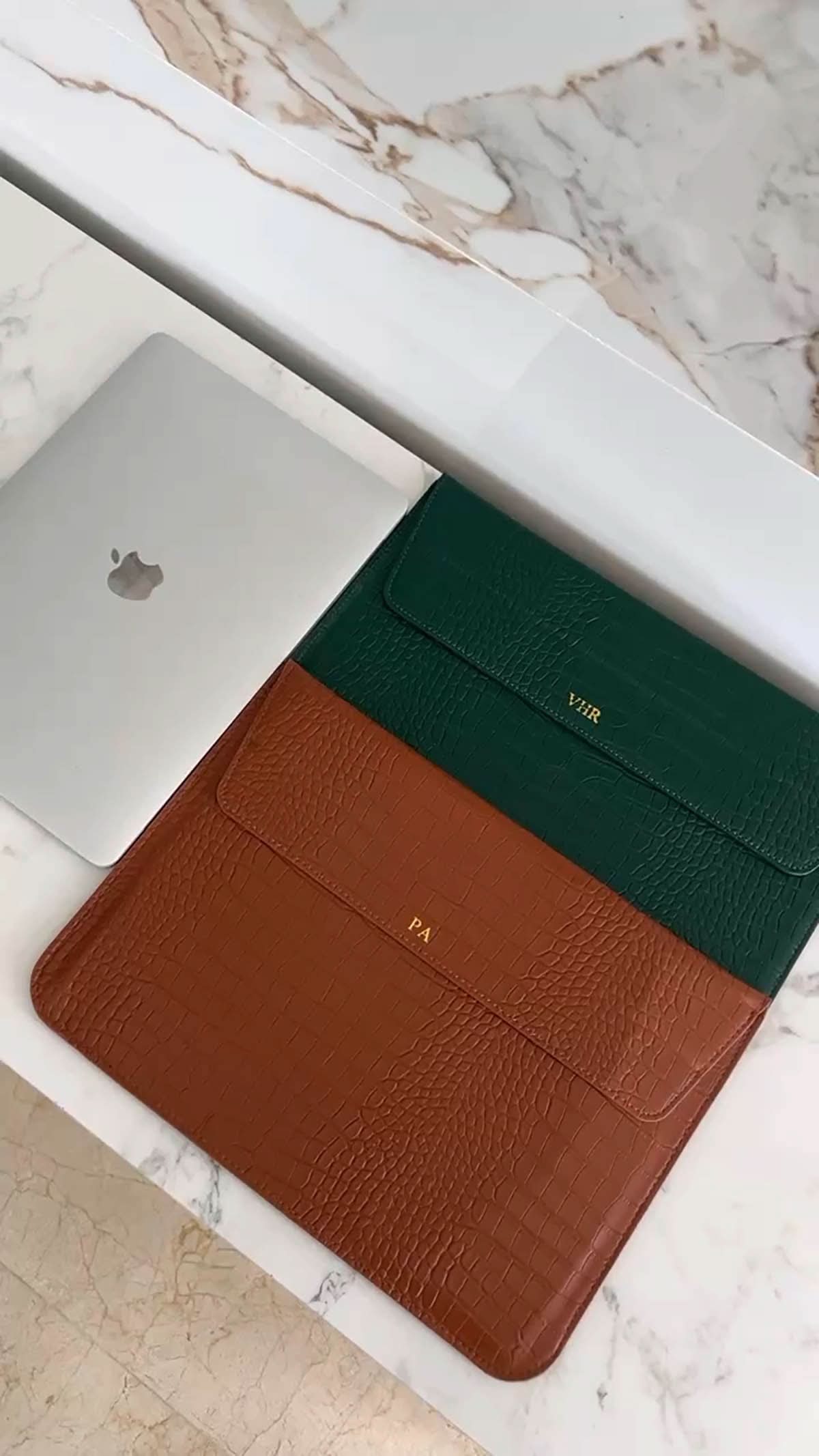 Funda para MacBook Maison Caviar Nobu en cuero negro con acabado elegante y detalles de alta calidad.