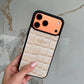Funda para iPhone Maison Caviar Valencia en color vibrante, con acabado elegante y protección resistente para teléfono inteligente.
