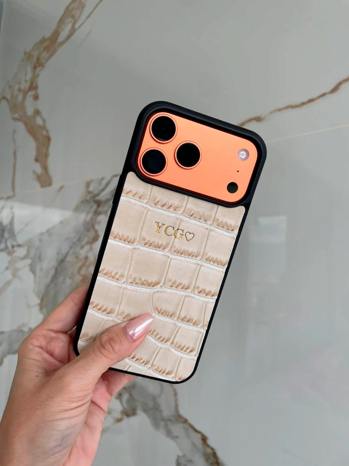 Funda para iPhone Maison Caviar Valencia en color vibrante, con acabado elegante y protección resistente para teléfono inteligente.