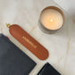 Porta lapicero Maison Caviar Narciso de diseño elegante y moderno, con acabado en tonos neutros y espacio para bolígrafos y lápices.