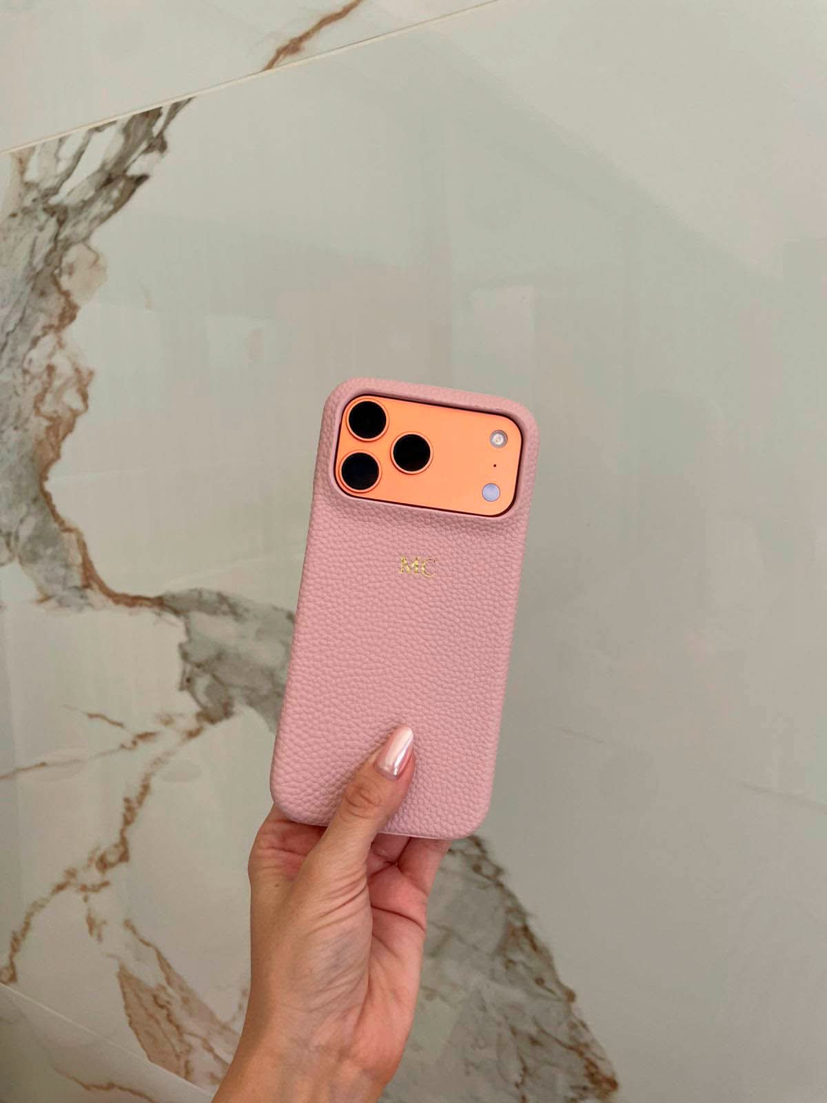Funda para iPhone Maison Caviar Pisa, protección elegante con diseño detallado, en color neutro, vista frontal del caso.