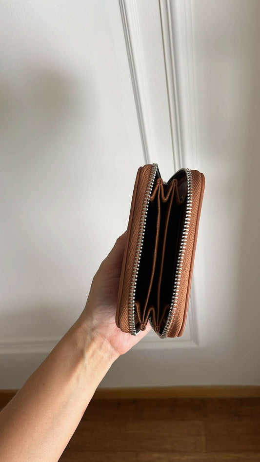 Billetera Greta de Maison Caviar en cuero negro con detalles elegantes y compartimentos para tarjetas y dinero.