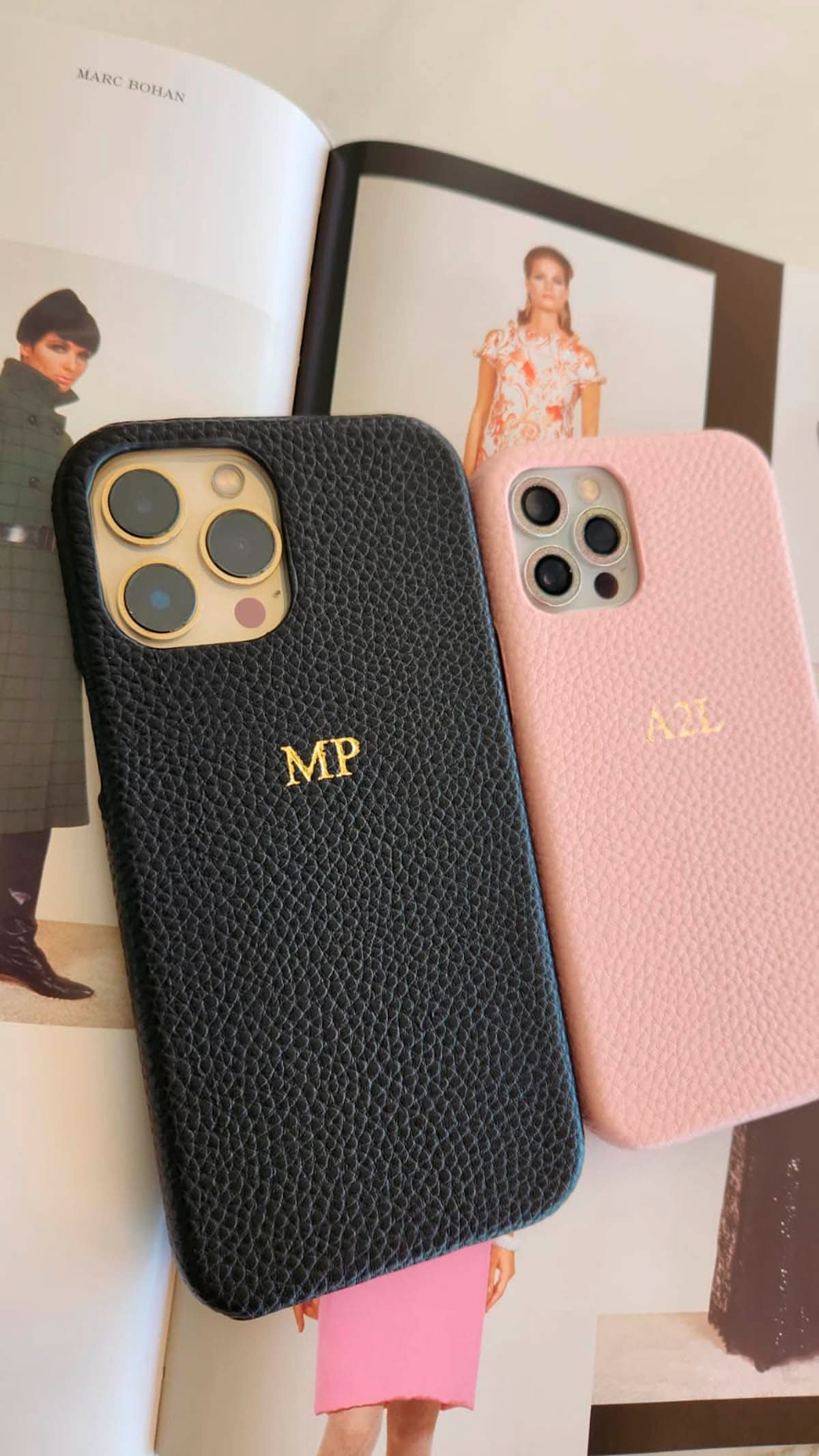 Funda para iPhone Maison Caviar Pisa en cuero con diseño elegante y detalles en relieve, protección y estilo para el teléfono.
