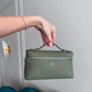 Bolso Giulia de Maison Caviar, bolso de mano de cuero con detalles elegantes y asa superior, en color negro.