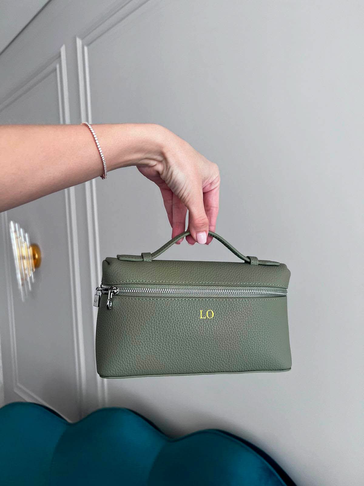 Bolso Giulia de Maison Caviar, bolso de mano de cuero con detalles elegantes y asa superior, en color negro.