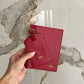 Porta pasaporte Maison Caviar Mykonos con diseño elegante y detalles en cuero para protección y estilo durante viajes.