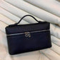 Bolso Giulia de Maison Caviar, bolso de mujer en cuero negro con detalles elegantes y asa ajustable.