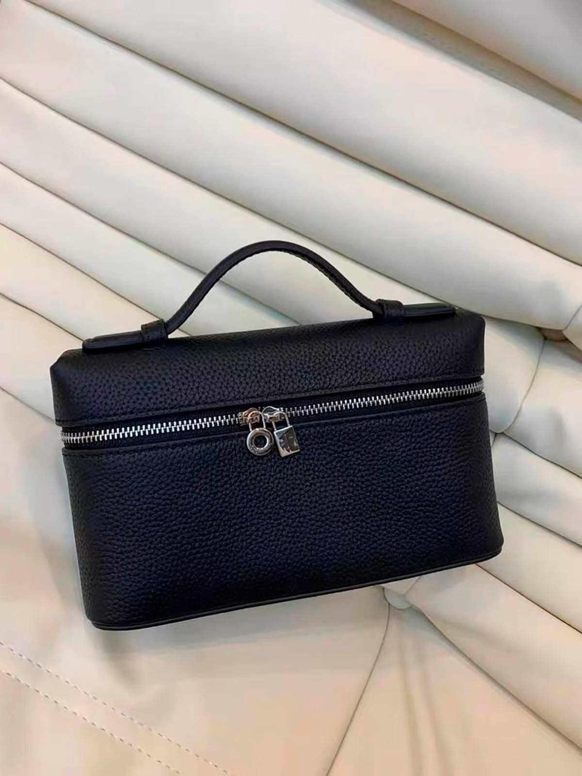 Bolso Giulia de Maison Caviar, bolso de mujer en cuero negro con detalles elegantes y asa ajustable.