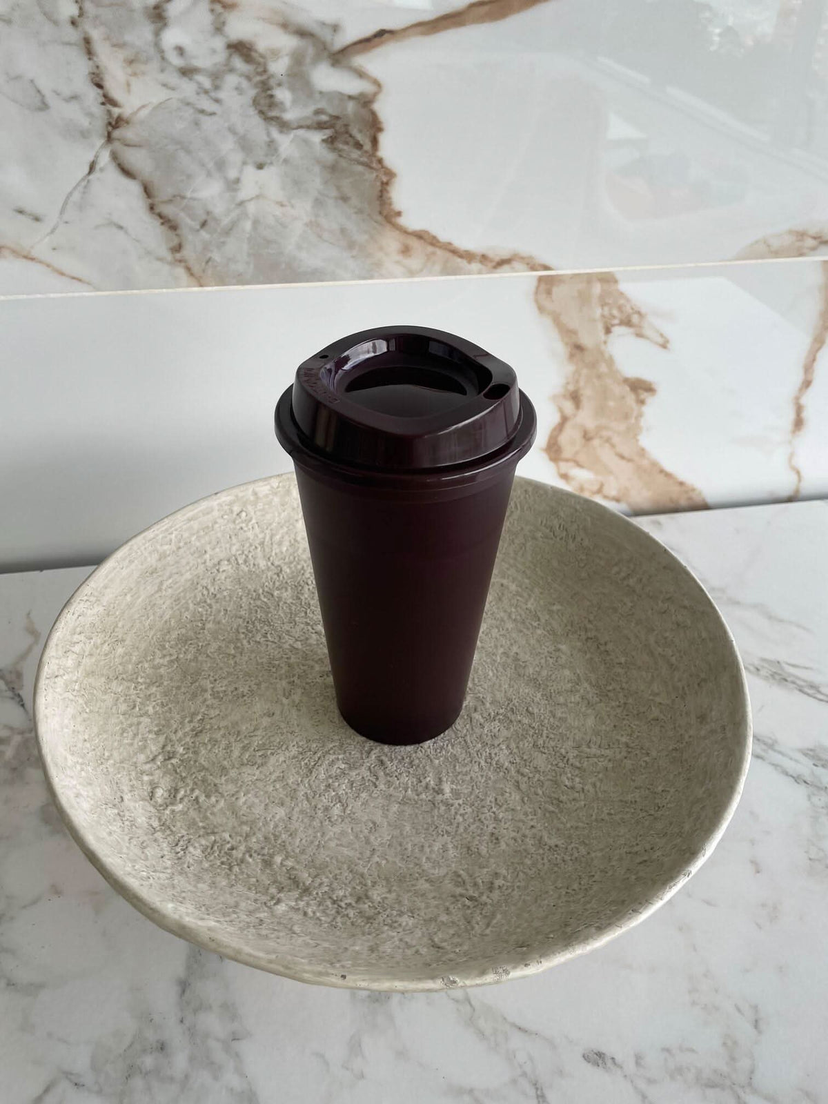 Vaso de café Maison Caviar, vaso para café en cerámica blanca con diseño elegante y asa para beber con estilo.