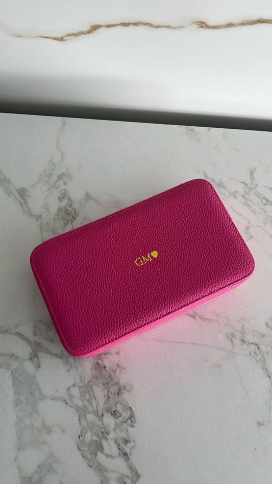 Joyero Maison Caviar Londres de estilo clásico con compartimentos internos para joyas, en acabado elegante y resistente.