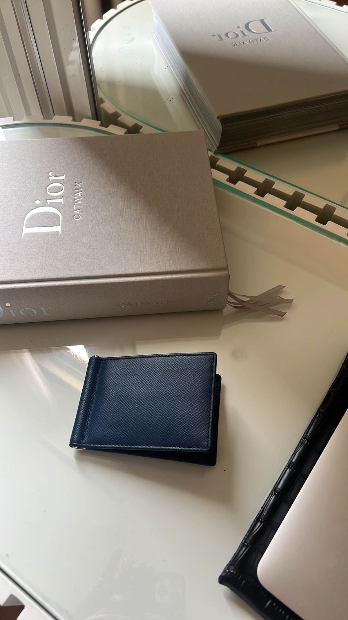 Billetera Dante de Maison Caviar en cuero negro con cierre metálico y compartimentos para tarjetas y efectivo.