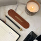 Porta lapicero Narciso de Maison Caviar, con diseño elegante y detalles decorativos en acabado metálico, sobre superficie de escritorio.