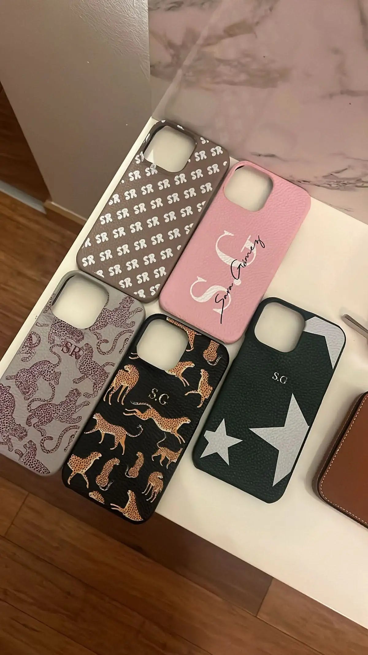 Funda para iPhone Alana de Maison Caviar con diseño elegante y protección para teléfono inteligente en imagen.