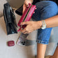 Bolsa de cosméticos Maison Caviar Vanity Bag Angelina en cuero negro con cierre metálico y asa de mano.