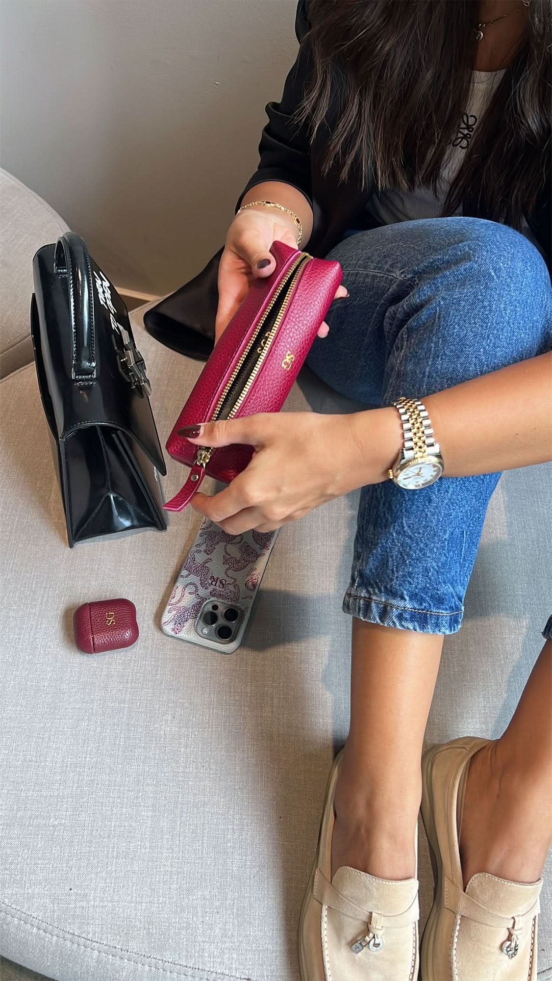 Bolsa de cosméticos Maison Caviar Vanity Bag Angelina en cuero negro con cierre metálico y asa de mano.