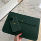 Funda para MacBook Nobu de Maison Caviar, resistente y elegante, con diseño de piel de alta calidad y cierre seguro.