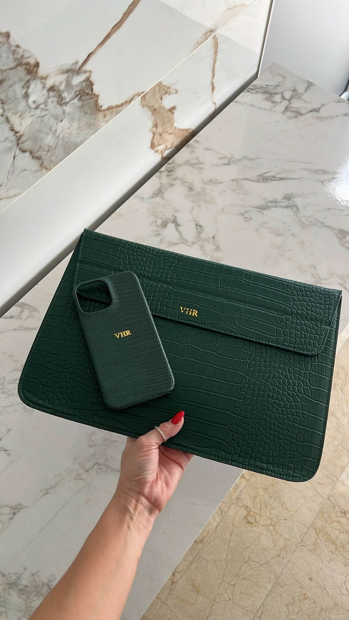 Funda para MacBook Nobu de Maison Caviar, resistente y elegante, con diseño de piel de alta calidad y cierre seguro.