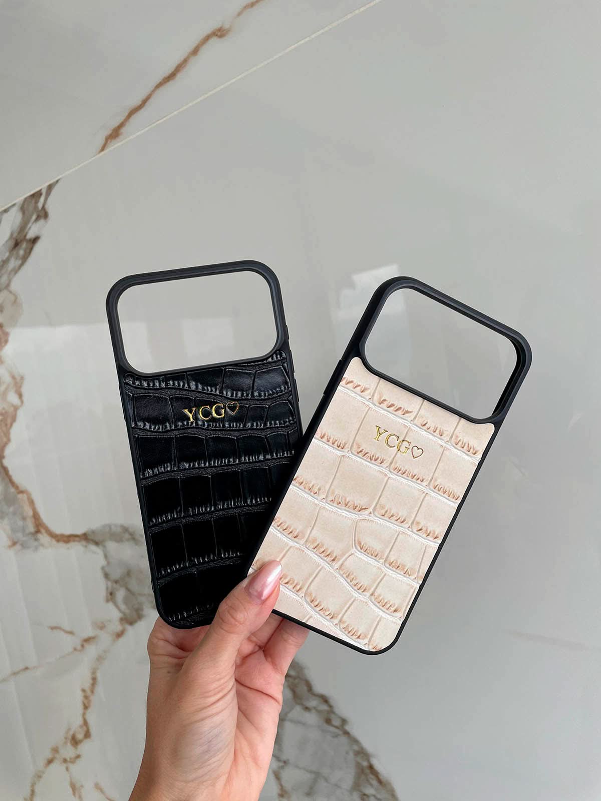 Funda para iPhone Maison Caviar Valencia, protección elegante en color vibrante y diseño sofisticado.