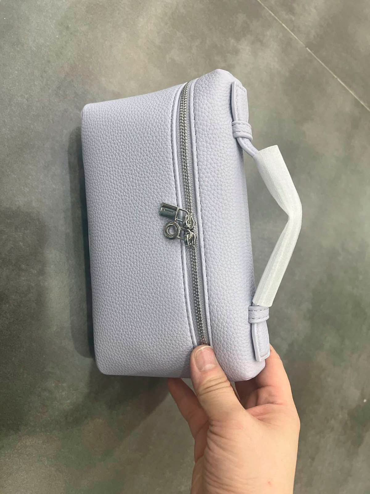Bolso Giulia de Maison Caviar en cuero negro con asas cortas y detalles elegantes, perfecto para ocasiones especiales.