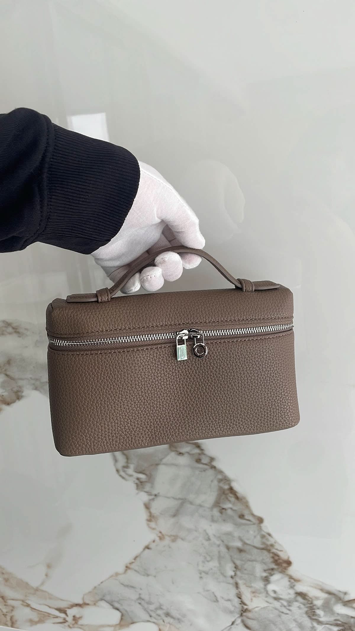 Bolso Giulia de Maison Caviar, bolso de mujer en cuero con asa superior y cierre metálico, en color negro.