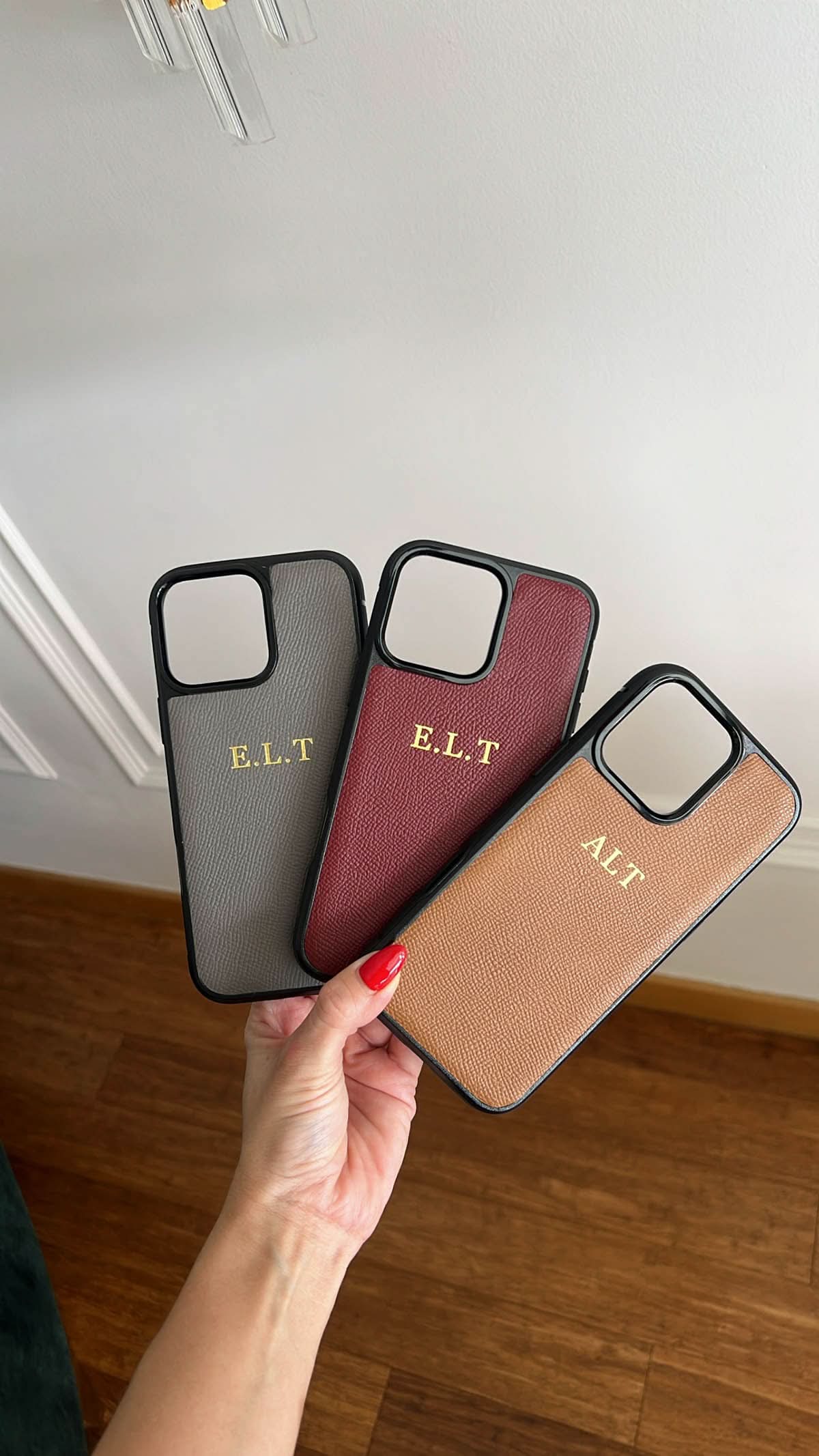 Funda para iPhone Maison Caviar Lucca en color negro con diseño elegante y protección para el teléfono móvil.
