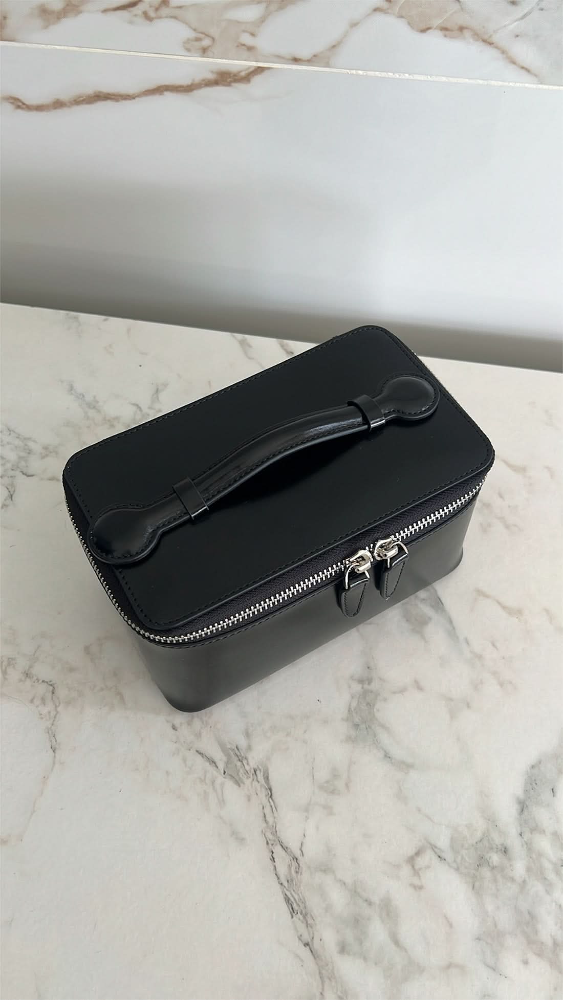 Bolsa de aseo Maison Caviar Vanity Bag, con diseño compacto y elegante, ideal para organizar productos de belleza y cosméticos.