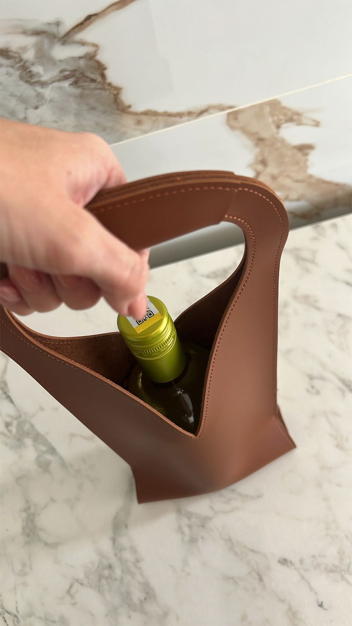 Porta vino Maison Caviar Bastian, soporte de madera para botellas de vino, con diseño elegante y funcional sobre una mesa.