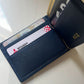 Billetera Dante de Maison Caviar en cuero negro, con detalles elegantes y compartimentos para tarjetas y efectivo.