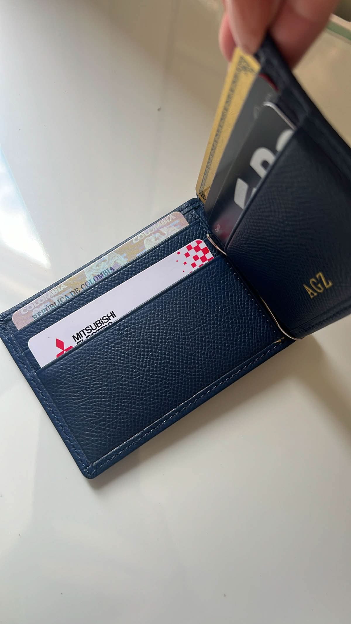 Billetera Dante de Maison Caviar en cuero negro, con detalles elegantes y compartimentos para tarjetas y efectivo.