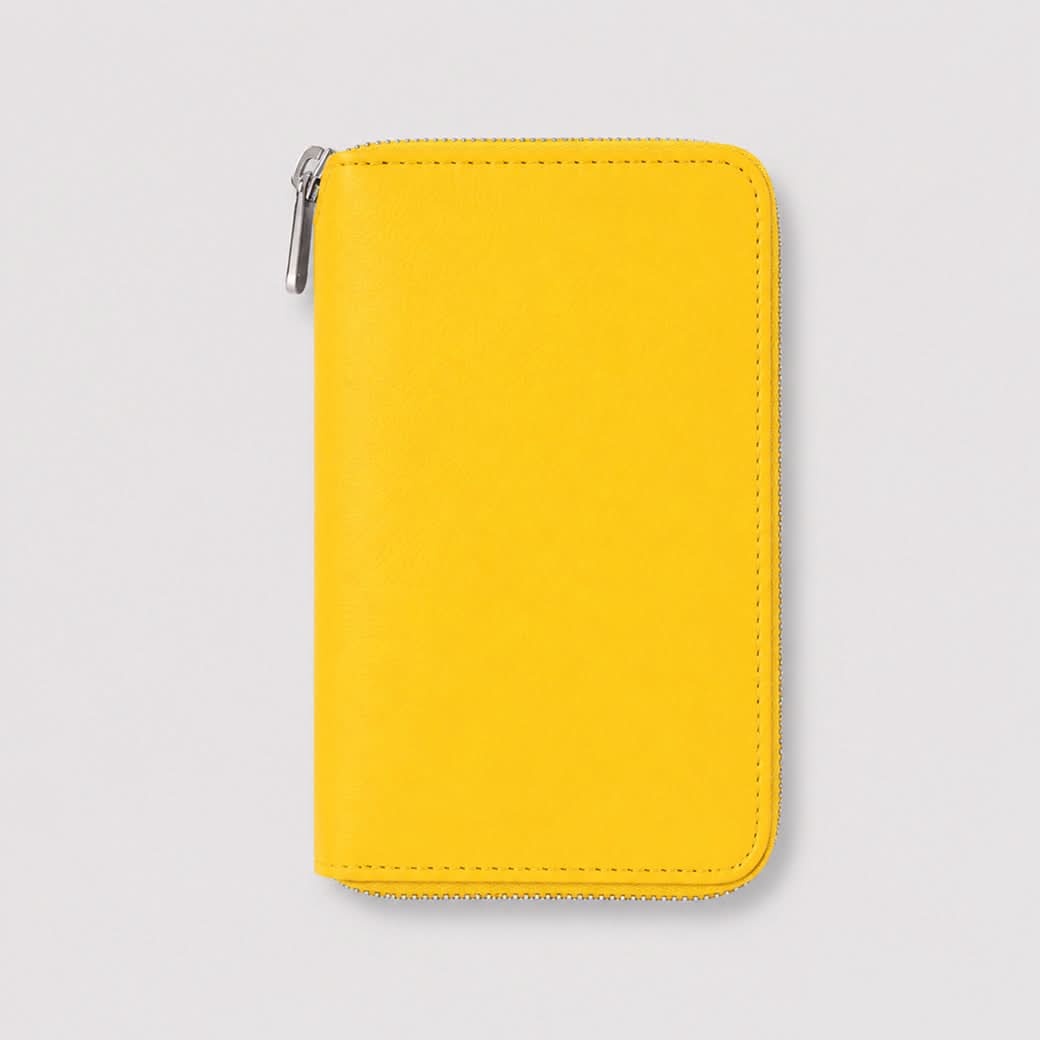 Billetera Greta de Maison Caviar en color amarillo, con diseño compacto y cierre elegante, ideal para llevar tarjetas y dinero.