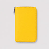 Billetera Greta de Maison Caviar en color amarillo, con diseño compacto y cierre elegante, ideal para llevar tarjetas y dinero.