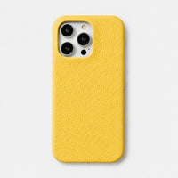 Funda amarilla para iPhone de Maison Caviar, protección elegante y resistente para teléfono móvil.