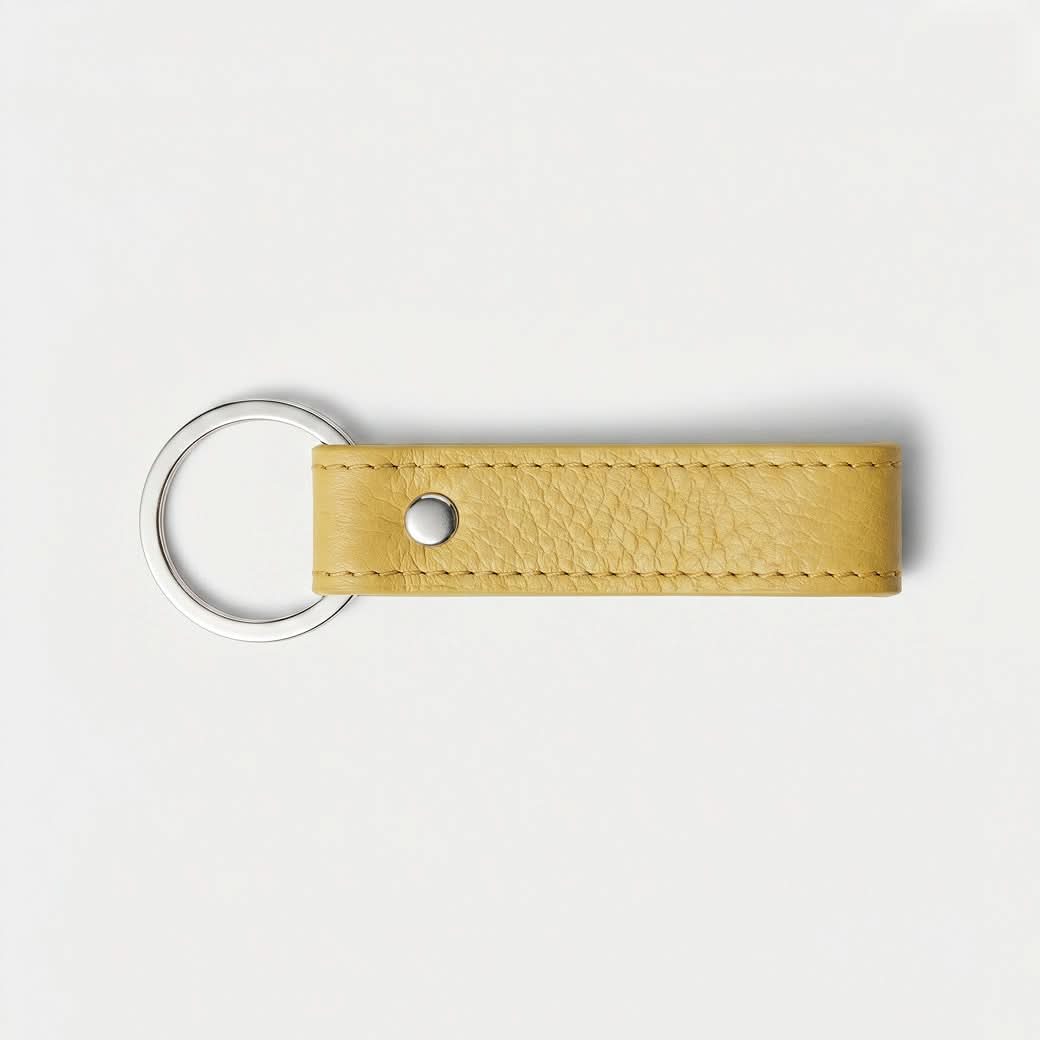 Llavero Maison Caviar Capri en color amarillo con diseño elegante y detalles brillantes, ideal para accesorios de moda.